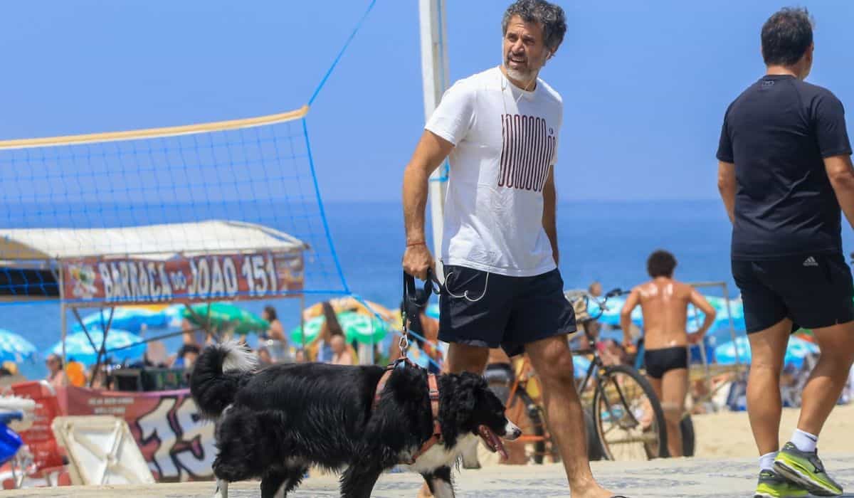 Eriberto Leão curte passeio pela praia do Leblon com cachorro