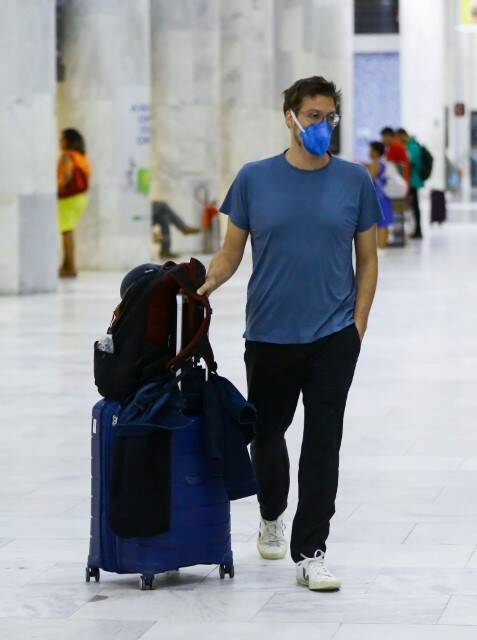Após CCXP, Fábio Porchat é flagrado desembarcando em aeroporto do RJ (Foto: Vitor Eduardo / AgNews)