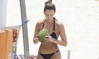 Bárbara Coelho toma água de coco em dia de praia no Rio
