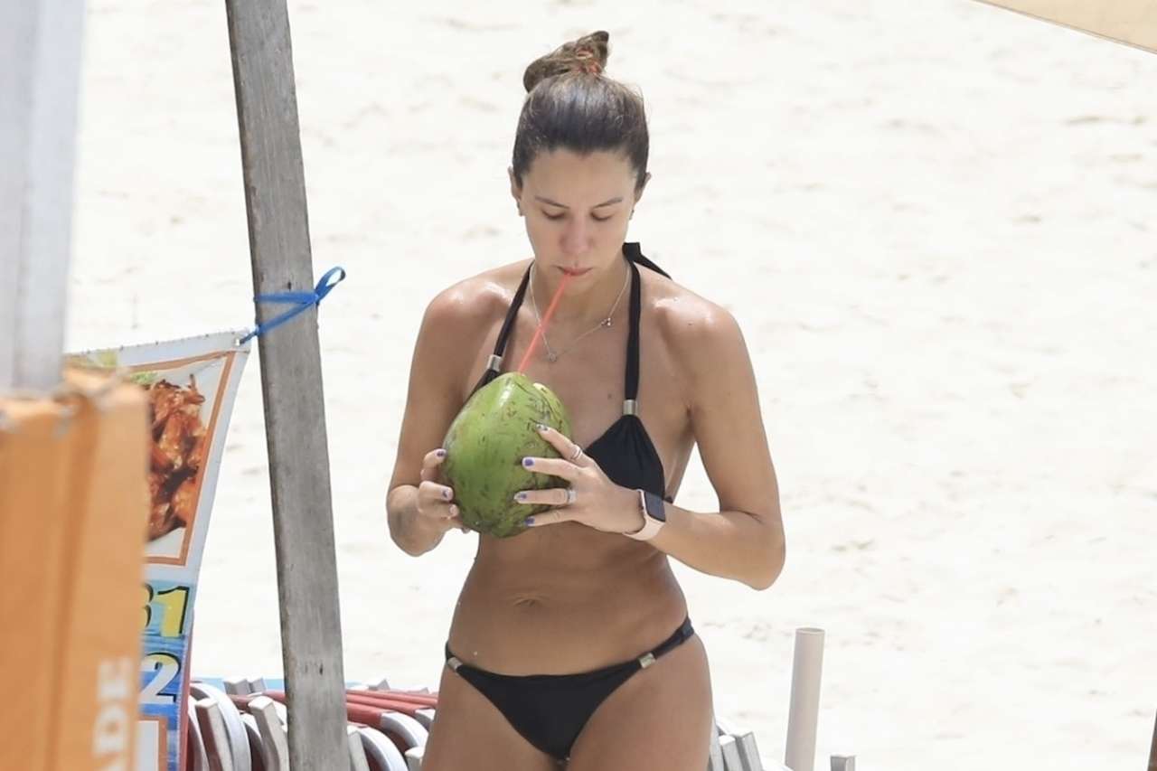 Bárbara Coelho toma água de coco em dia de praia no Rio