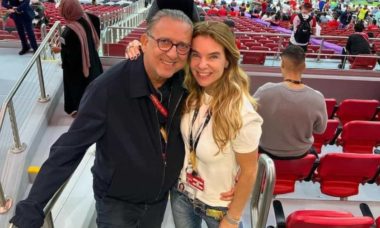 Galvão posa com a esposa em semifinal da Copa: 'eu e meu amor'