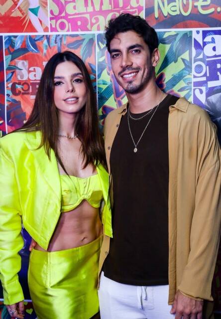 De look neon, Giovanna Lancellotti posa com namorado em festa (Foto: Vitor Eduardo / AgNews)