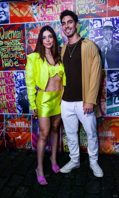 De look neon, Giovanna Lancellotti posa com namorado em festa (Foto: Vitor Eduardo / AgNews)
