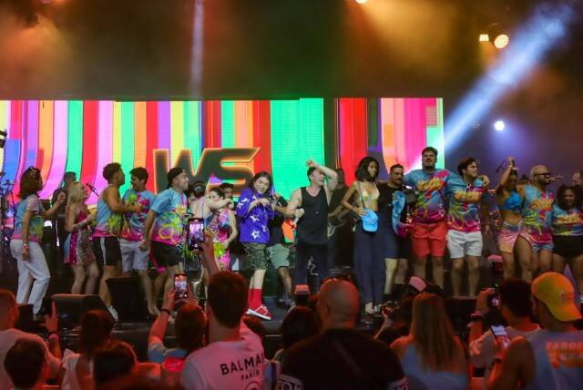 Famosos cantam parabéns para Gkay em palco da Farofa (Foto: Vitor Chapetta / AgNews)
