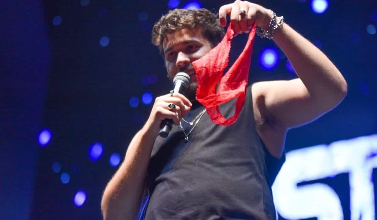 Gustavo Mioto ganha calcinha vermelha de uma fã durante show