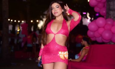 Ingrid Ohara usa vestidinho rosa em noite de festa na Farofa da Gkay