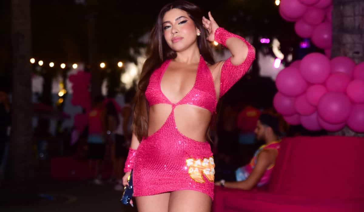 Ingrid Ohara usa vestidinho rosa em noite de festa na Farofa da Gkay