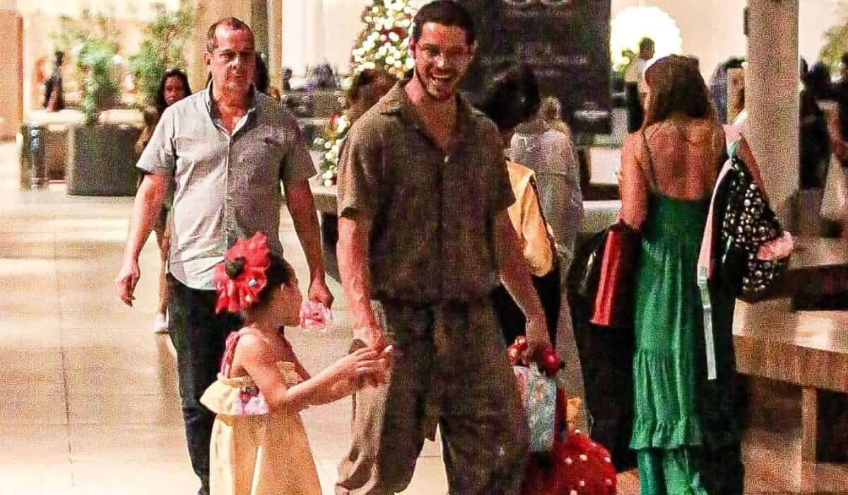 José Loreto curte passeio com a filha por shopping do Rio