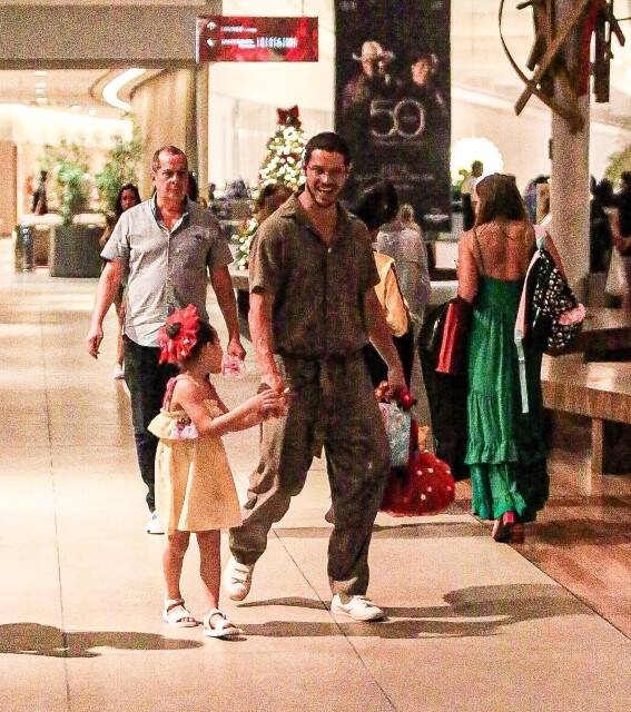 José Loreto curte passeio com a filha por shopping do Rio (Foto: Edson Aipim / AgNews)