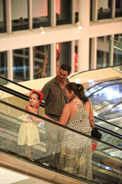 José Loreto curte passeio com a filha por shopping do Rio (Foto: Edson Aipim / AgNews)