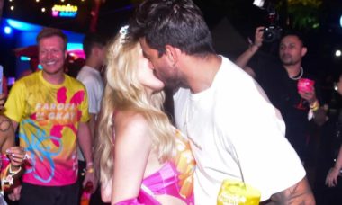 Rainha da Farofa, Karoline Lima beija Gui Napolitano durante festa