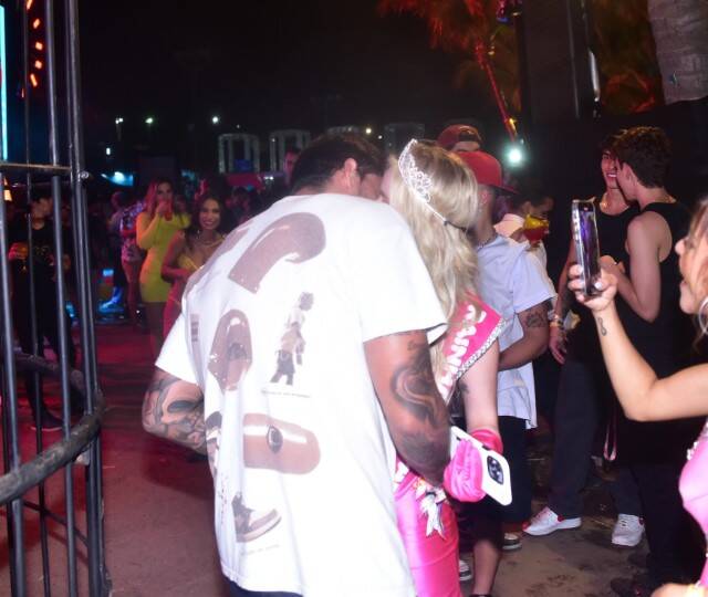 Rainha da Farofa, Karoline Lima beija Gui Napolitano durante festa (Foto: LEO FRANCO / AgNews)
