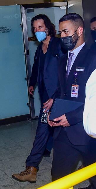 Keanu Reeves é flagrado desembarcando no Brasil para a CCXP (Foto: Eduardo Araujo / AgNews)
