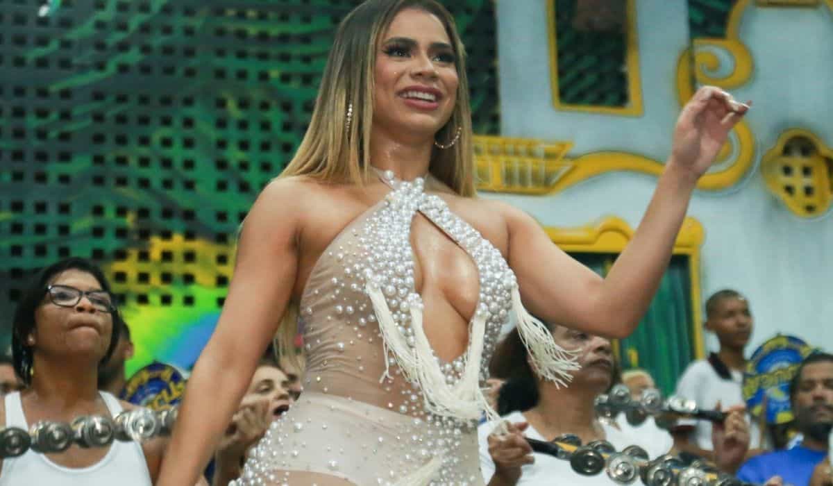 Lexa cai no samba em último ensaio do ano da Unidos da Tijuca