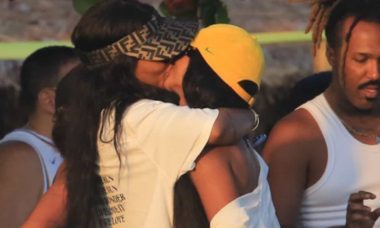Ludmilla e Brunna são flagradas aos beijos em praia do RJ