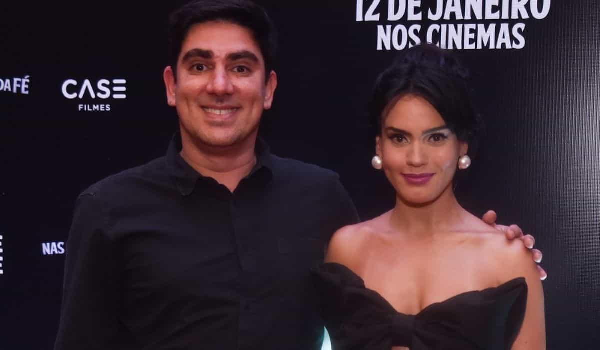 Marcelo Adnet e Letícia Lima posam juntos em pré-estreia do filme