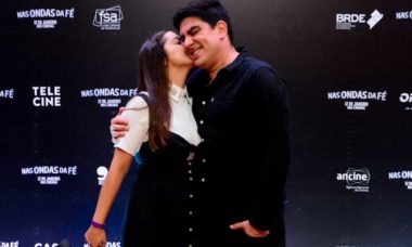 Marcelo Adnet posa com a esposa em pré-estreia de filme no RJ