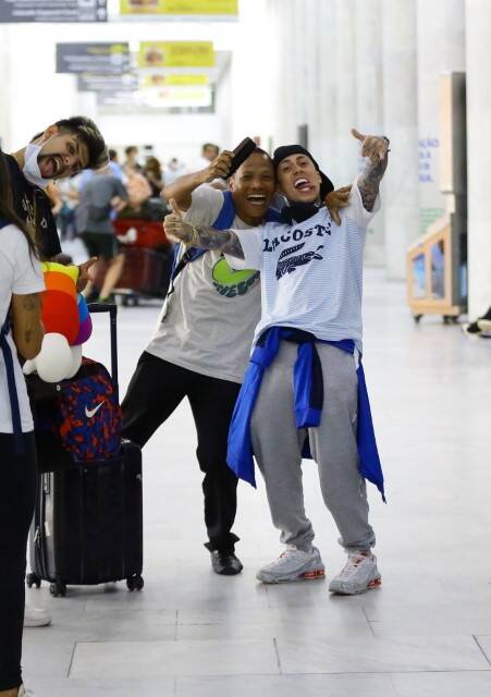 Mc Daniel tira foto com os fãs em aeroporto do Rio de Janeiro (Foto: Vitor Eduardo / AgNews)