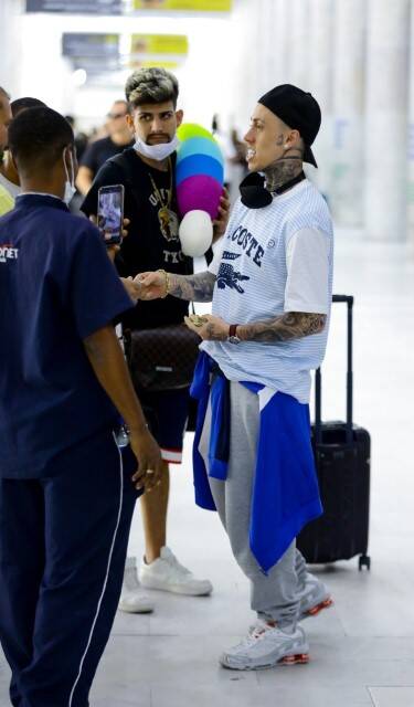 Mc Daniel tira foto com os fãs em aeroporto do Rio de Janeiro (Foto: Vitor Eduardo / AgNews)