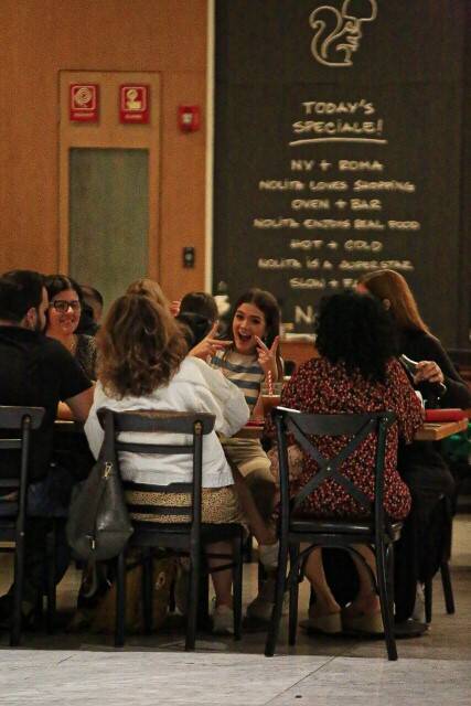 Mel Maia curte jantar em shopping do Rio com amigas (Foto: Edson Aipim / AgNews)