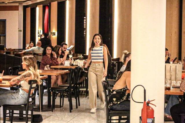 Mel Maia curte jantar em shopping do Rio com amigas (Foto: Edson Aipim / AgNews)