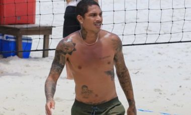 Paolo Guerrero é flagrado jogando futevôlei em praia do Rio