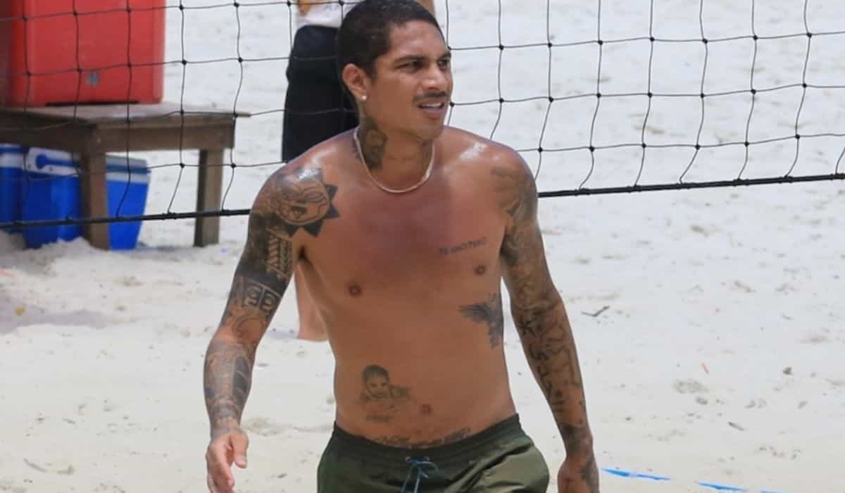 Paolo Guerrero é flagrado jogando futevôlei em praia do Rio