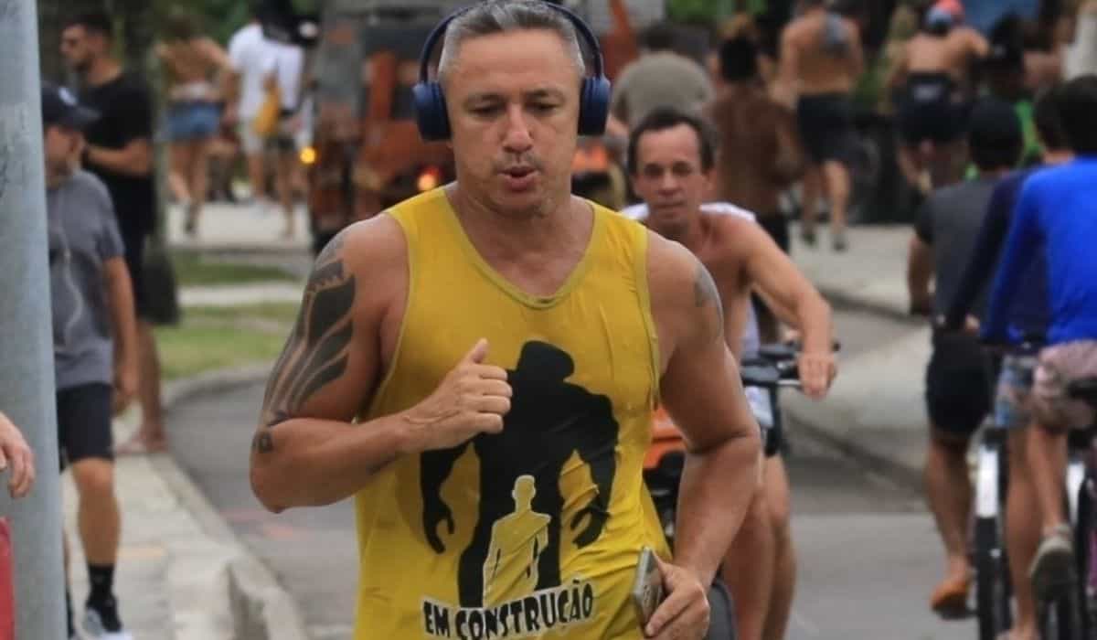 Paulo Nunes exibe boa forma ao correr pela Barra da Tijuca 