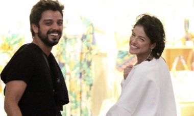 Agatha Moreira e Rodrigo Simas passeiam em shopping do Rio