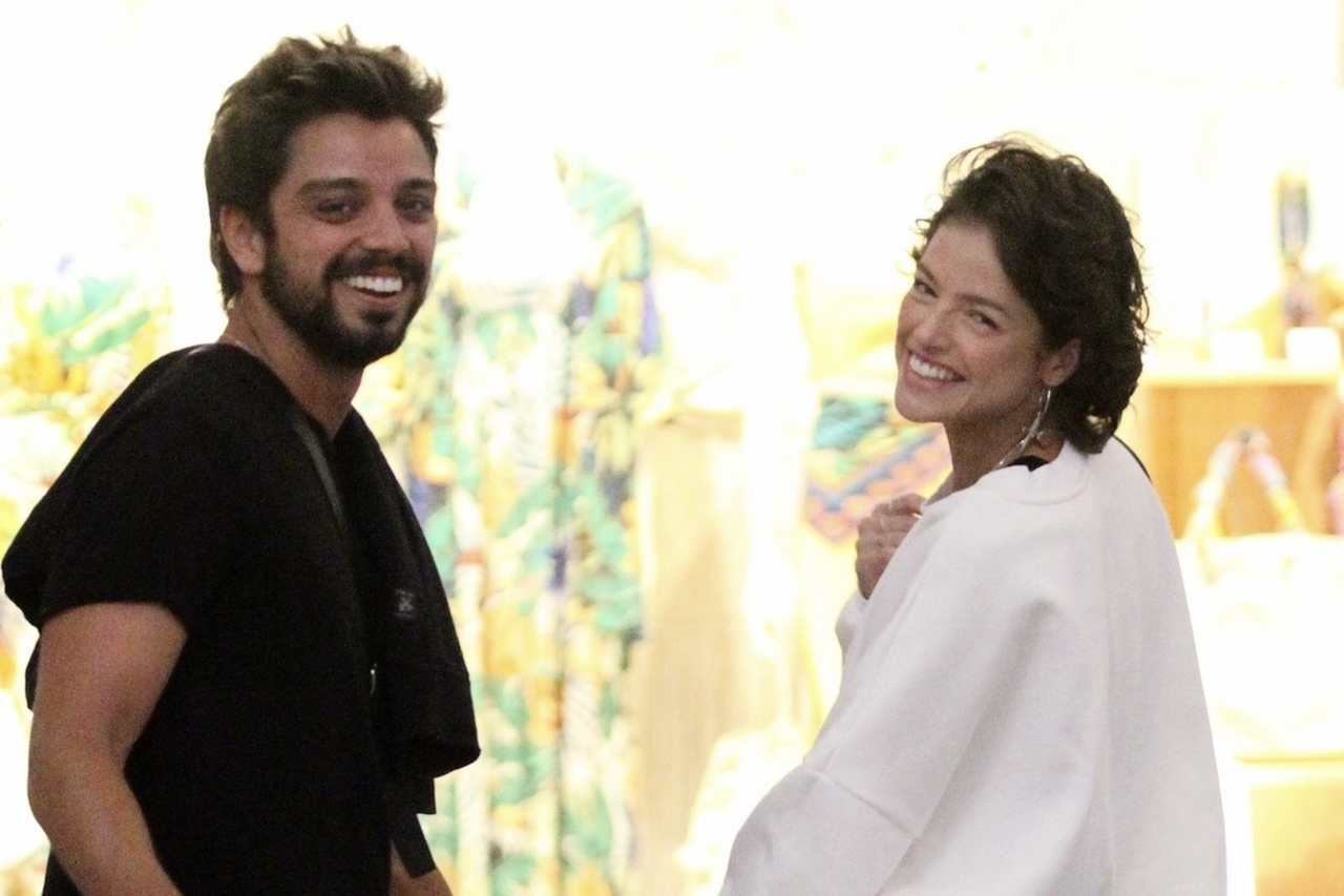 Agatha Moreira e Rodrigo Simas passeiam em shopping do Rio 
