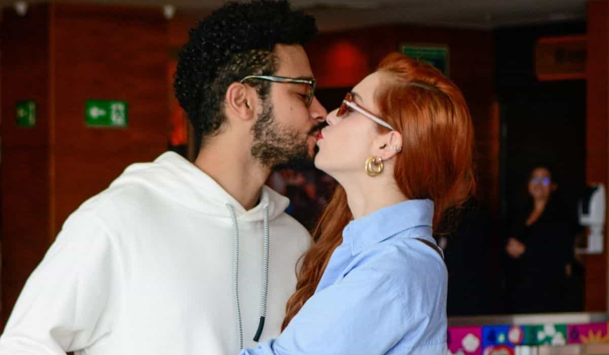 Sophia Abrahão e Sérgio Malheiros trocam beijos em pré-estreia