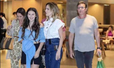 Boninho e Ana Furtado curtem passeio com a filha em shopping do Rio