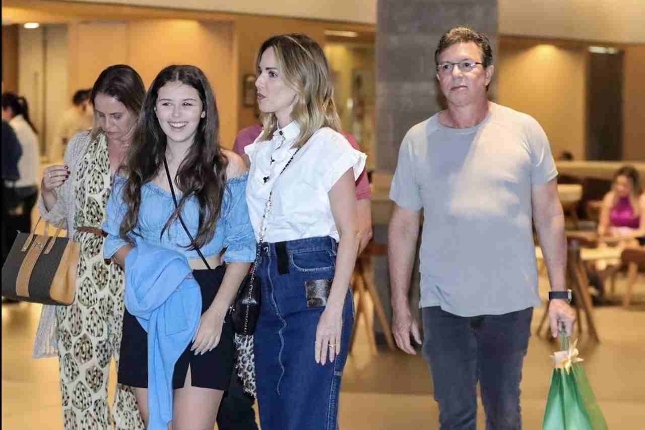Boninho e Ana Furtado curtem passeio com a filha em shopping do Rio