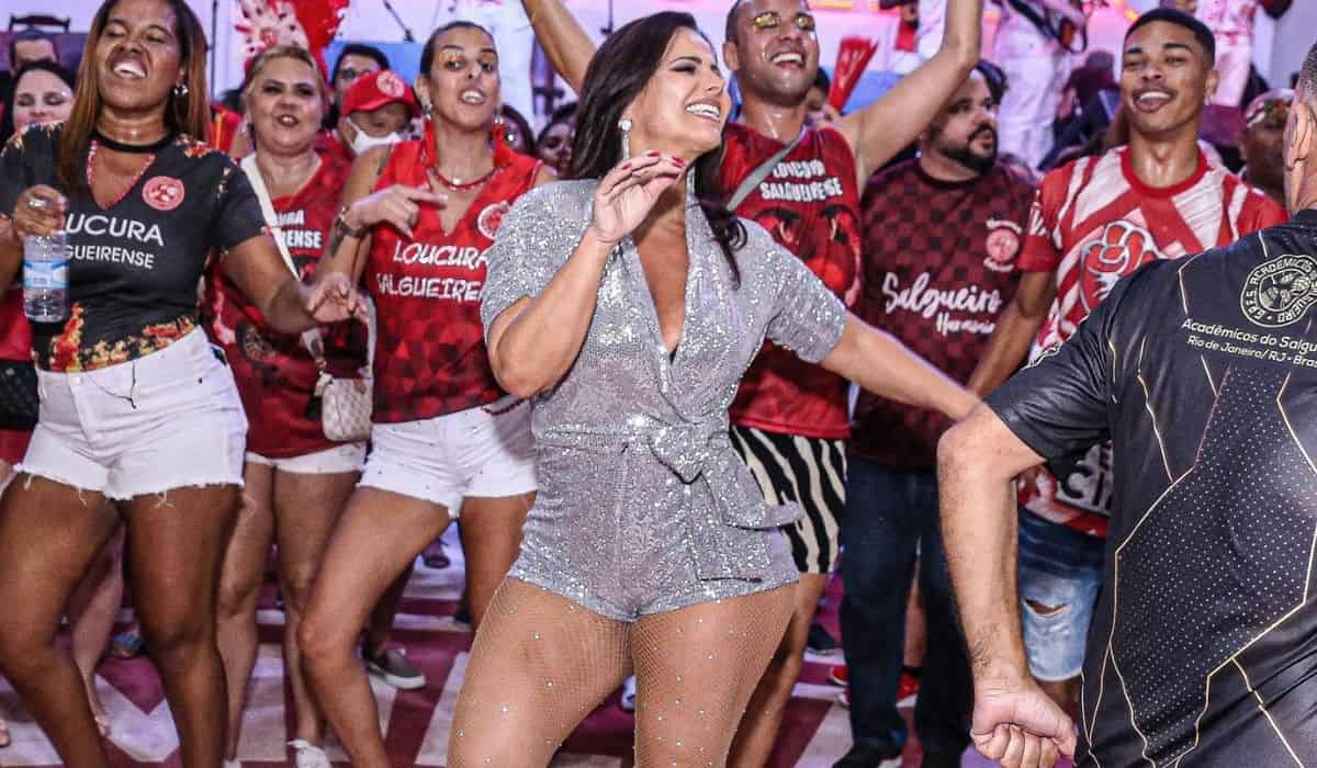 Viviane Araújo cai no samba na Salgueiro: 'saudade que eu estava'