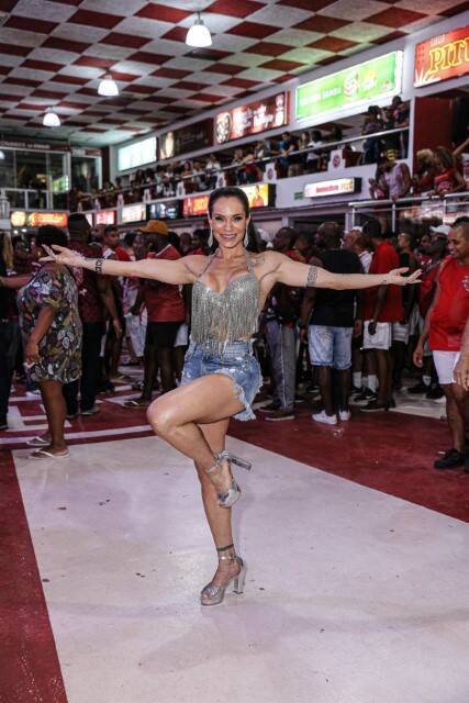 Viviane Araújo cai no samba na Salgueiro: 'saudade que eu estava' (Foto: Anderson Borde / AgNews)
