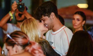 Ex de Éder Militão, Karoline Lima beija muito na Farofa da Gkay