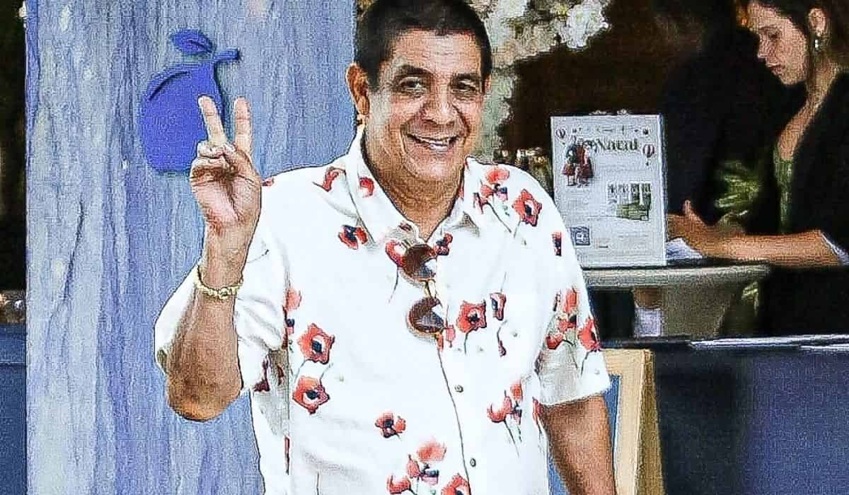 Zeca Pagodinho passeia em shopping do Rio de Janeiro