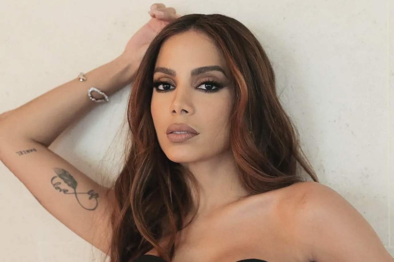 Anitta tranquiliza fãs após dar entrada em hospital: "Está tudo bem"