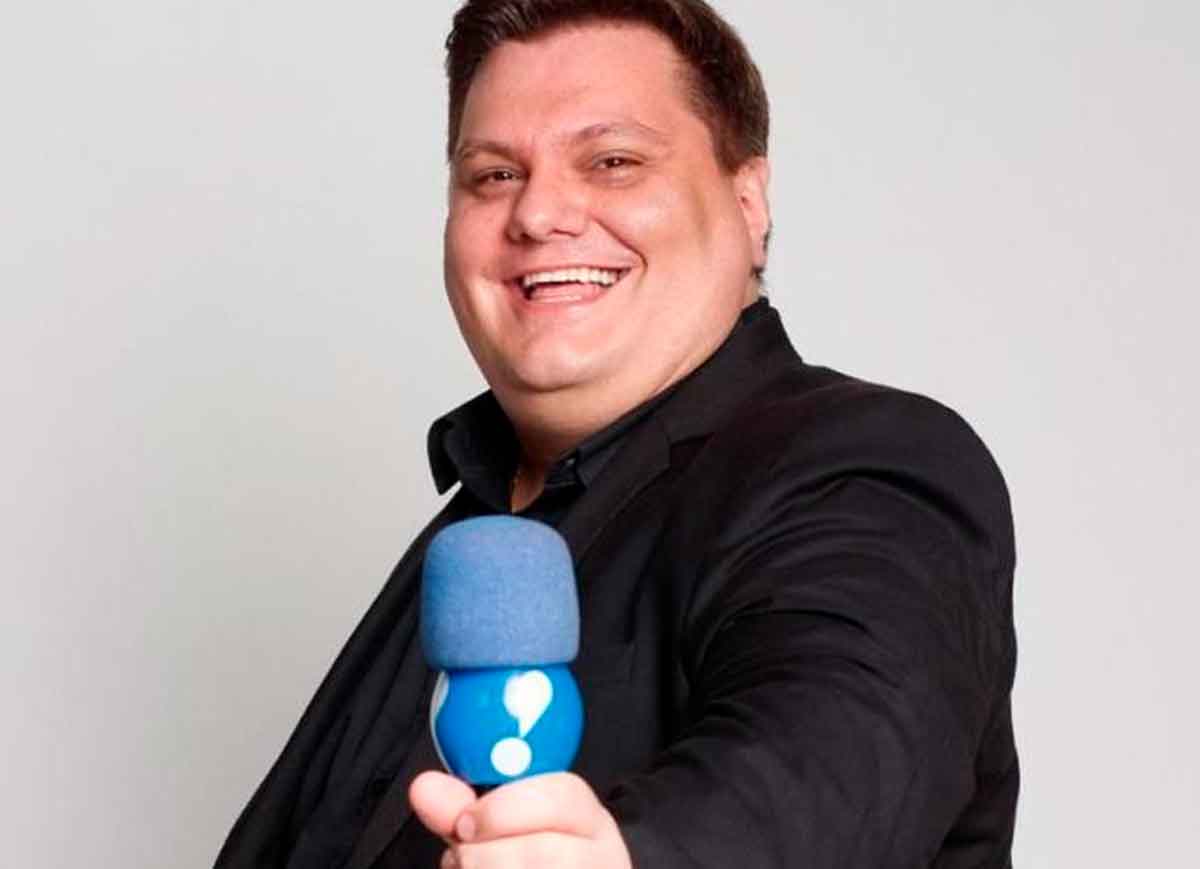 Apresentador e jornalista Thiago Michelasi ganha prêmio de melhor Apresentador de TV na categoria Novos Talentos em São Paulo
