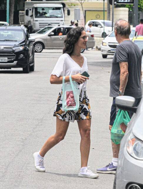 Adriana Birolli é flagrada passeando pelas ruas da zona sul do RJ (Foto: Daniel Delmiro / AgNews)