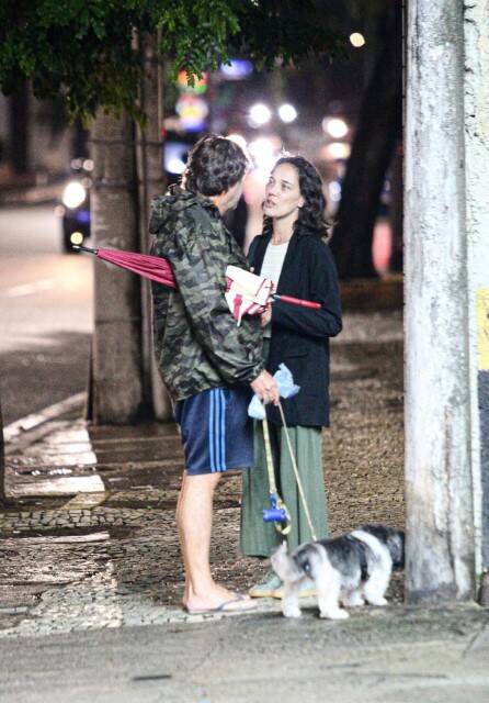 Adriana Birolli é flagrada aos beijos com o namorado no RJ (Foto: Rodrigo Adao / AgNews)