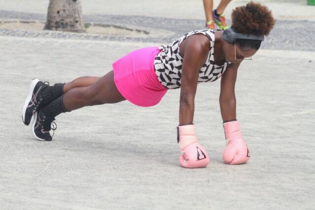 Adriana Bombom é flagrada treinando boxe em praia do RJ (Foto: Daniel Delmiro / AgNews)