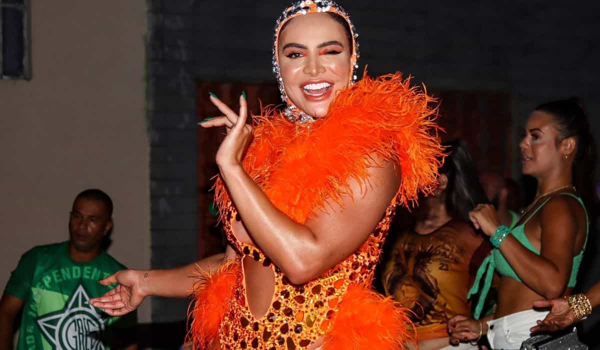 Carnaval 2023: Aline Mineiro cai no samba durante ensaio de rua