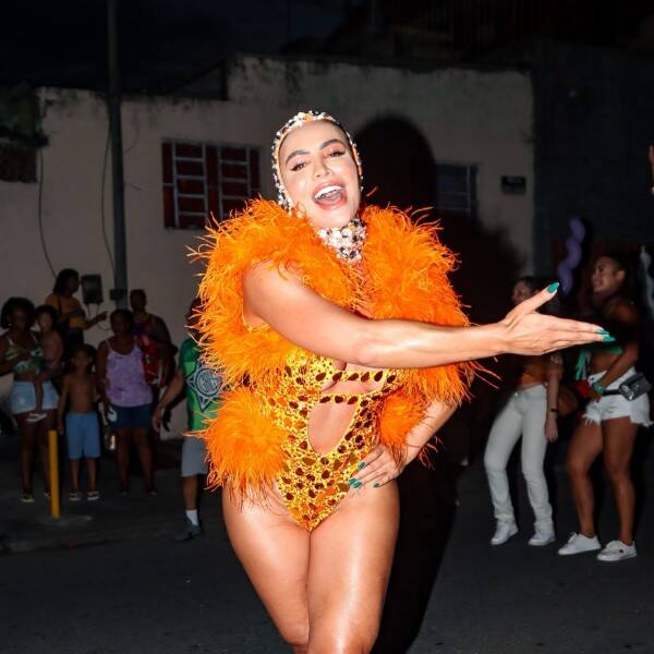 Carnaval 2023: Aline Mineiro cai no samba durante ensaio de rua (Foto: Victor Chapetta / AgNews)