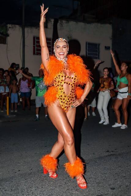 Carnaval 2023: Aline Mineiro cai no samba durante ensaio de rua (Foto: Victor Chapetta / AgNews)