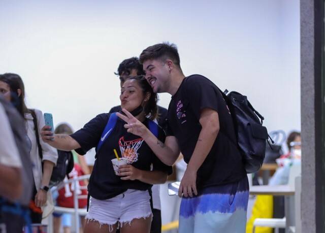 Sorridente, Alvaro tira foto com fãs em aeroporto do Rio de Janeiro (Foto: Victor Chapetta / AgNews)