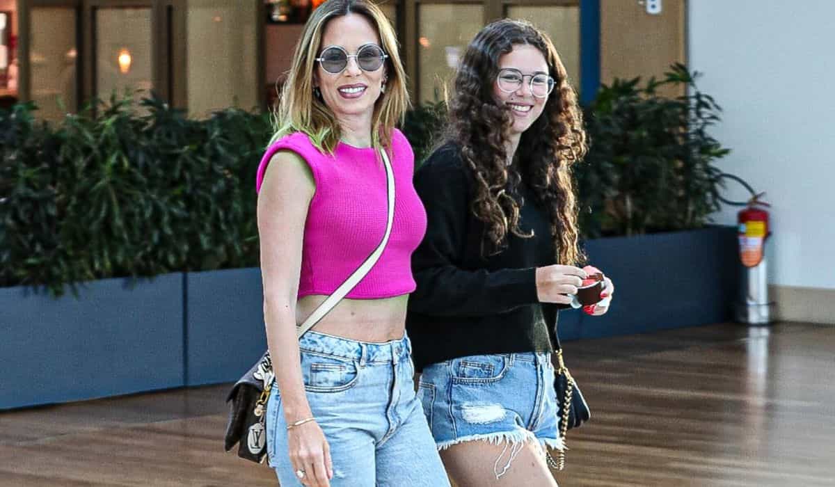 Ana Furtado é clicada passeando com a filha por shopping do RJ