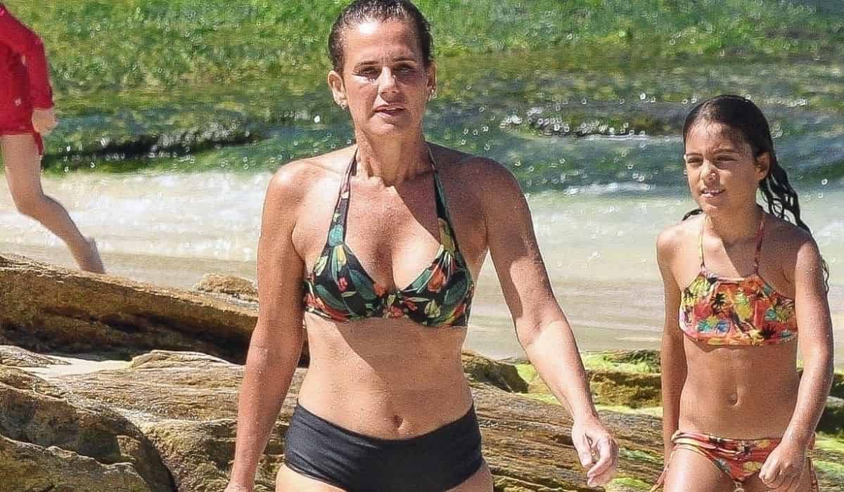 Ex-paquita, Andrea Veiga curte dia de sol na praia da Ipanema