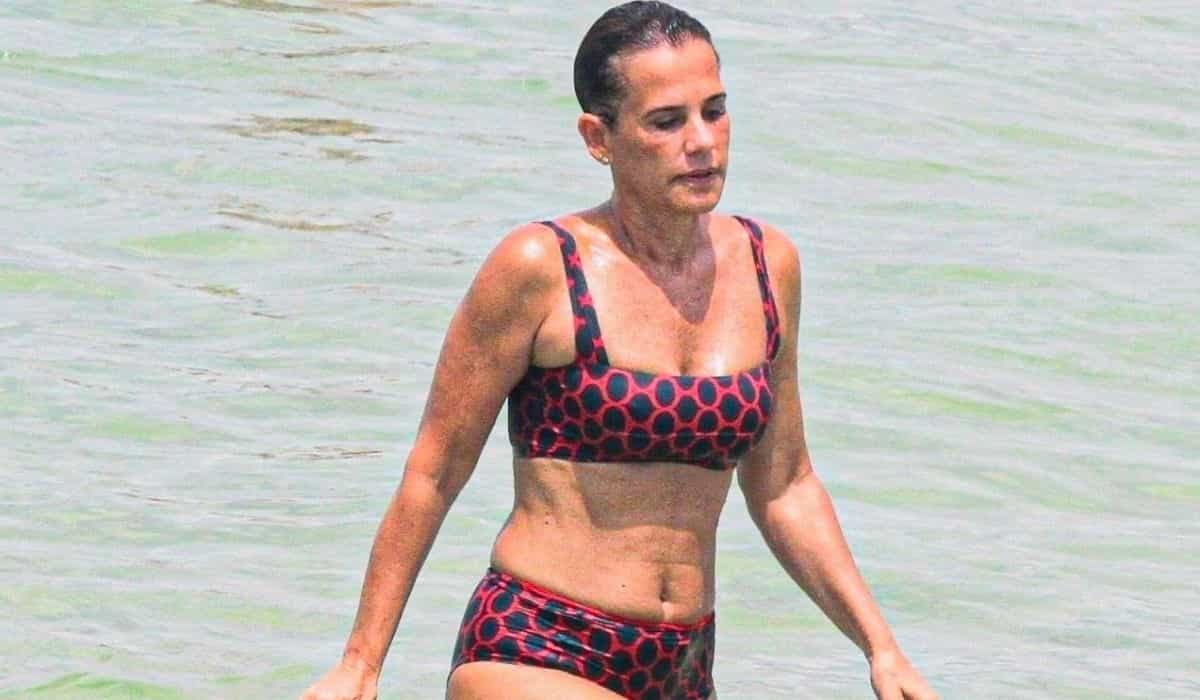 Ex-paquita, Andréa Veiga é flagrada curtindo dia de praia no RJ