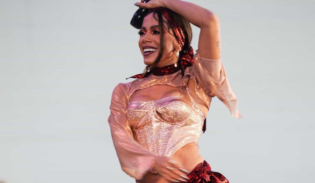 Com look sexy, Anitta faz show de ensaio para o Carnaval em SP